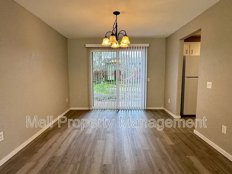 526 Holly Ln — Photo 4