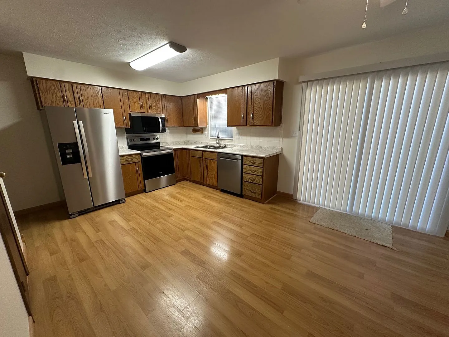 Coming Soon!! Spacious Townhome In Willow Terrace — Photo 3