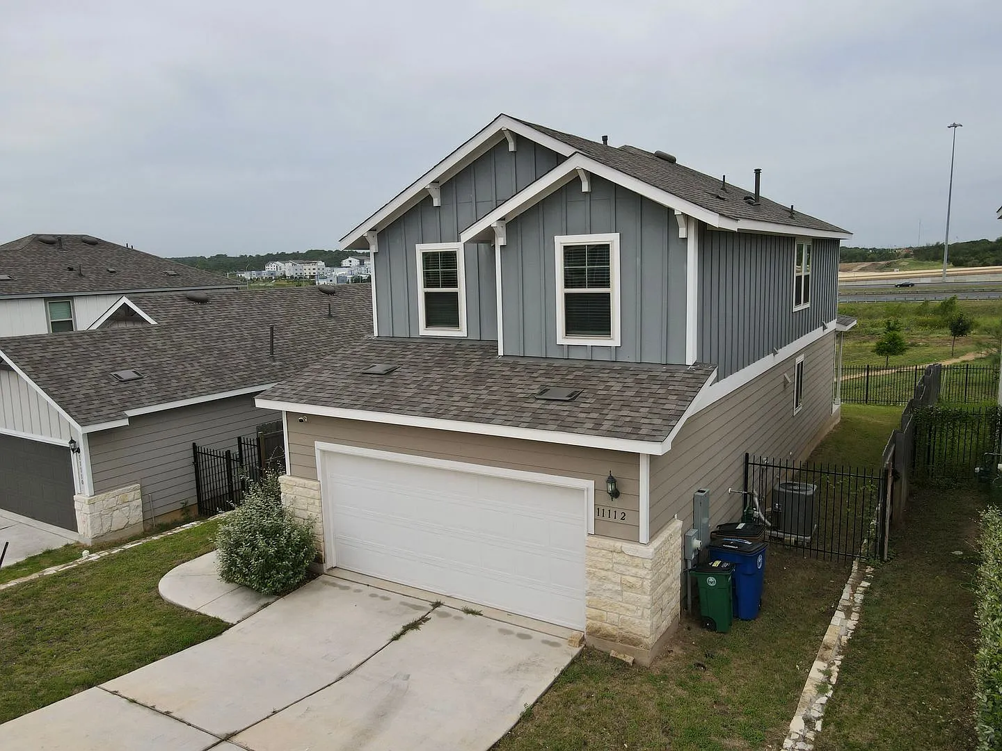 Beautiful 3 Bed, 2.5 Bath Home with 2-Car Garage in Manor! — Photo 2