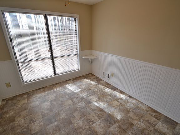 4th image of 2850 Jacqueline Ln NE