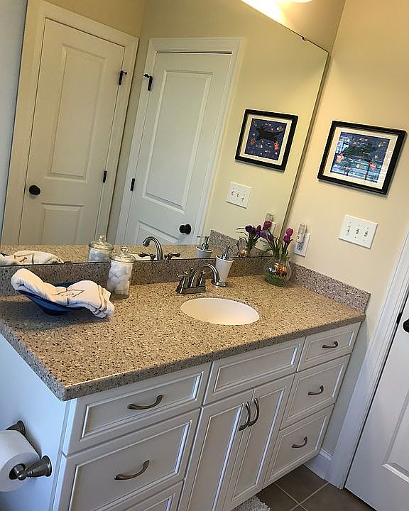 Guest Bath w/linen closet