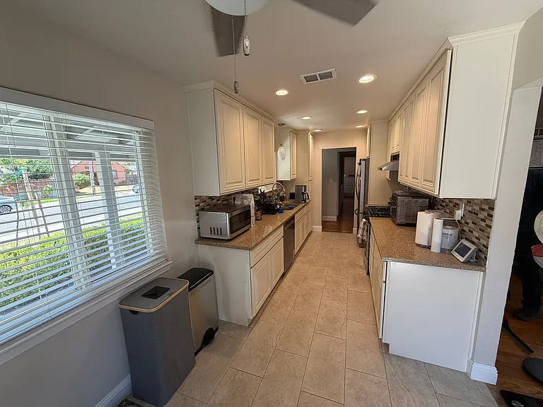 2481 Wilmington Ave — Photo 10