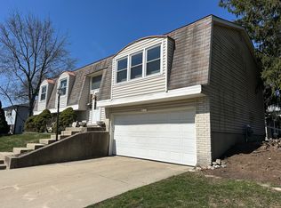 1132 Cambridge Dr, Buffalo Grove, IL 60089