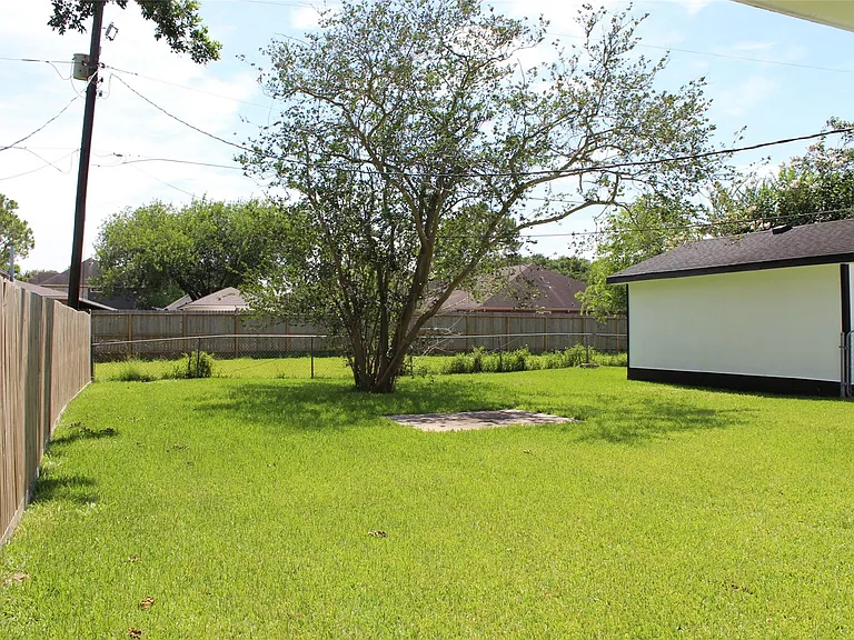 210 Brigadoon Ln — Photo 32