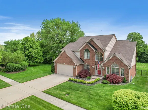 56916 Saint Andrews Dr, Macomb, MI 48042