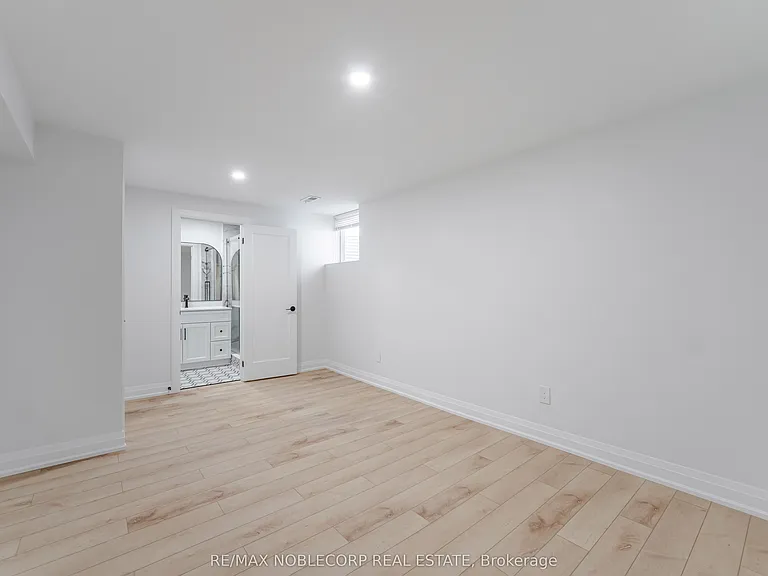 131 Dunstan Cres #LOWER — Photo 18