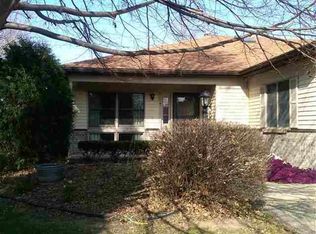 906B Coventry Ln, Sterling, IL 61081