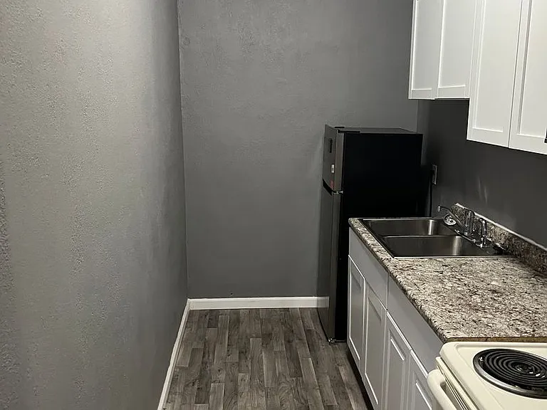 453 E Walnut St — Photo 3