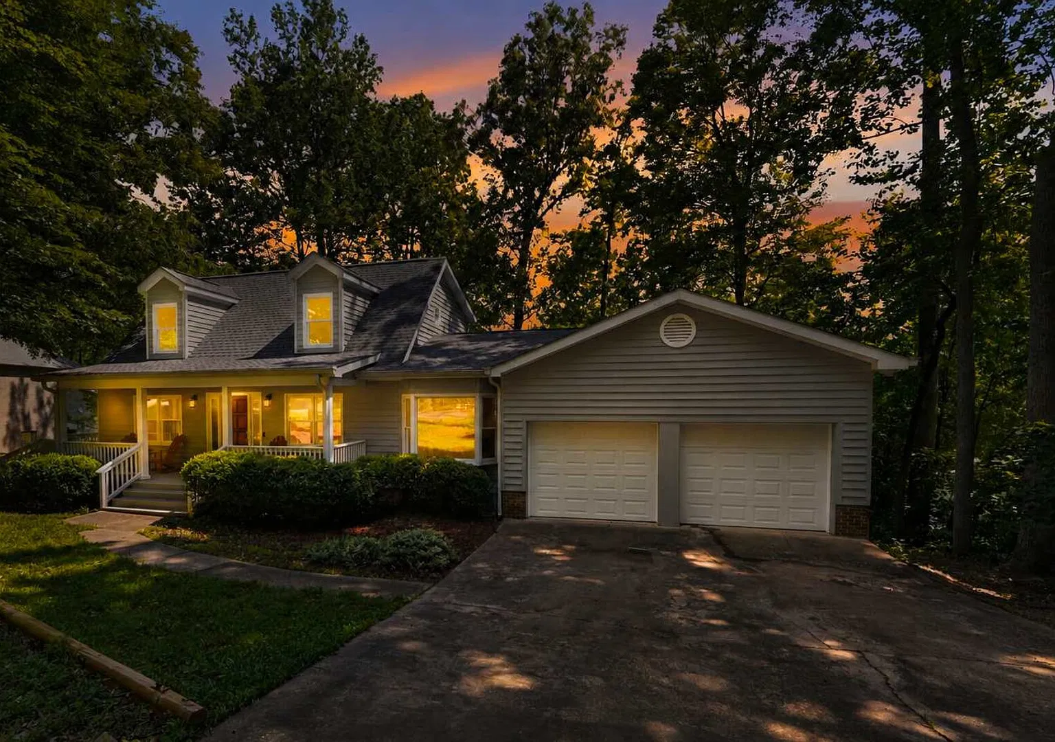 Spacious 4 BR Retreat near Lake Norman with deck — Photo 1