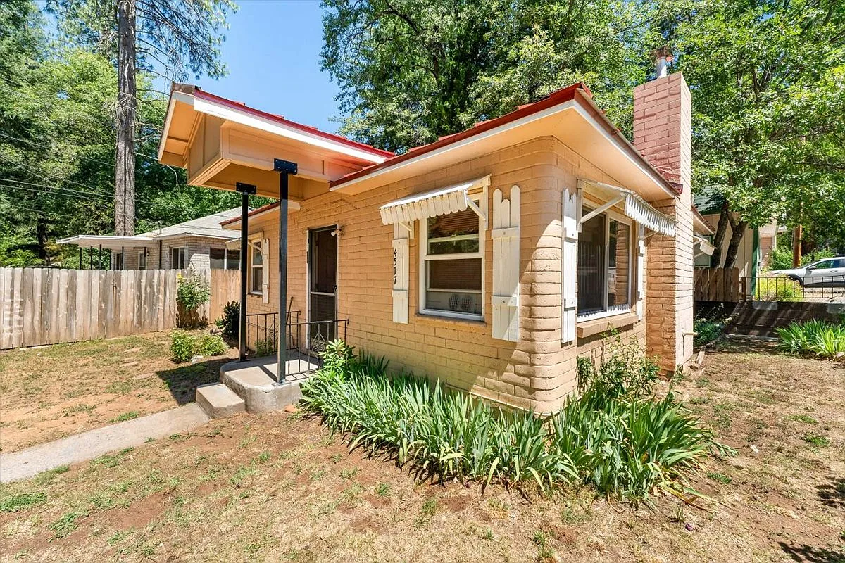 Building Photo - 4517 Dunsmuir Ave