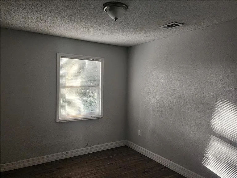 1105 Old South Dr — Photo 4