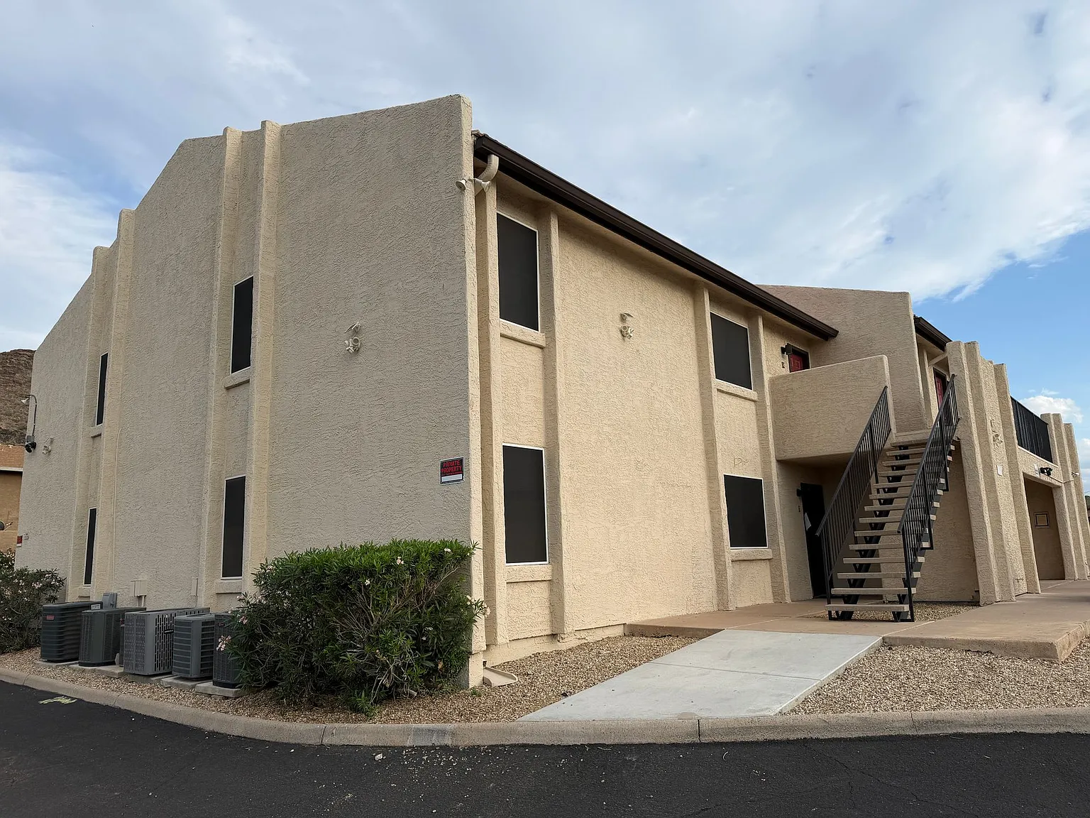 Move In Special! Sharp 2 Bed/1 Bath In Great Location Close To Hiking/Walking Path — Photo 3