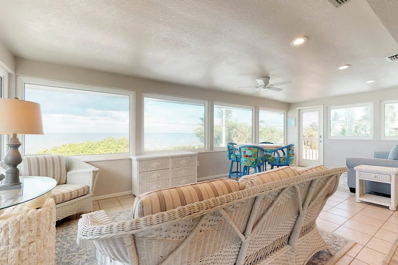 2 bed, 1.0 bath, 893 sqft, $10,260 — Photo 1