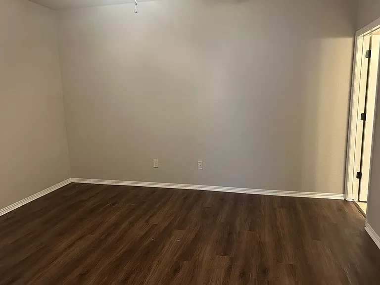 2670 N Valencia Ave — Photo 10
