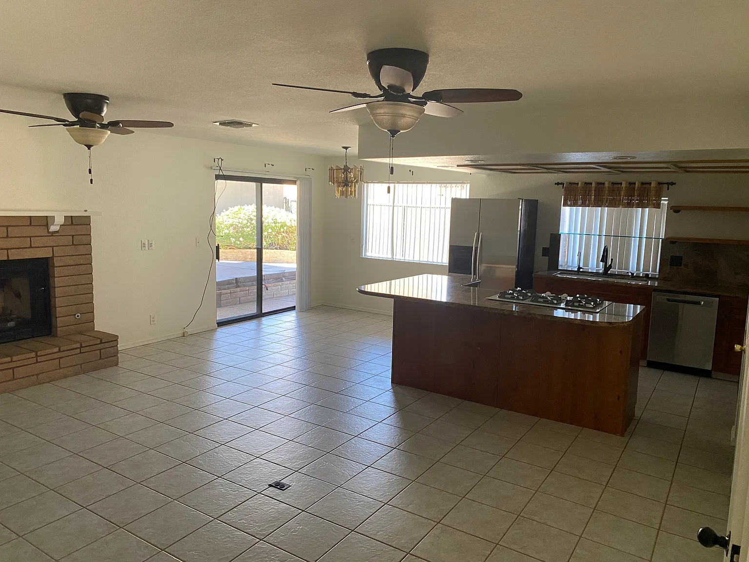 3 bed, 1938 sqft, $1,975 — Photo 2