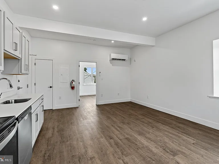 123 S Main St #10 — Photo 15