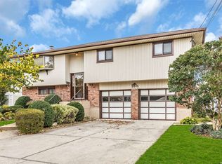 2515 Park Ct, Bellmore, NY 11710