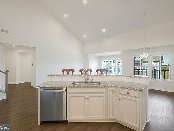 5th image of 3519 Starlight St #401