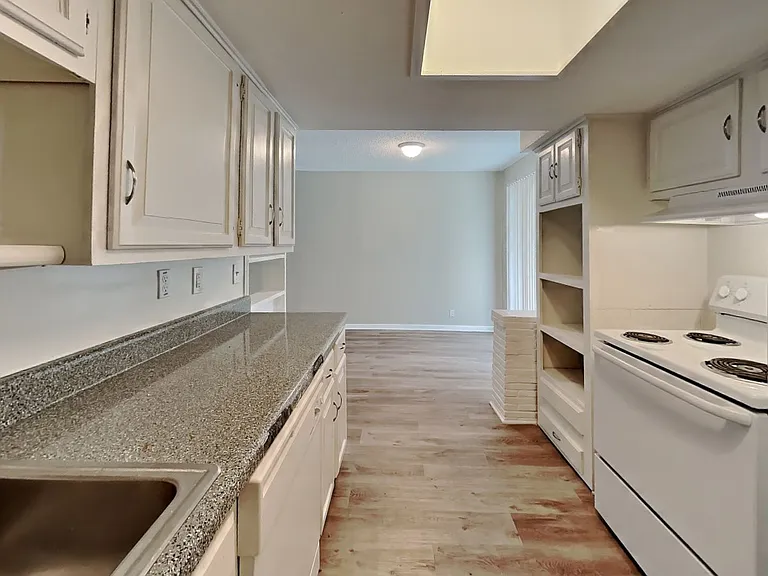 2225 Janice St — Photo 6