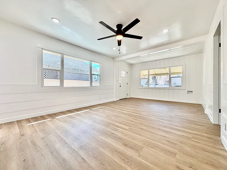 910 Acacia Ave — Photo 4