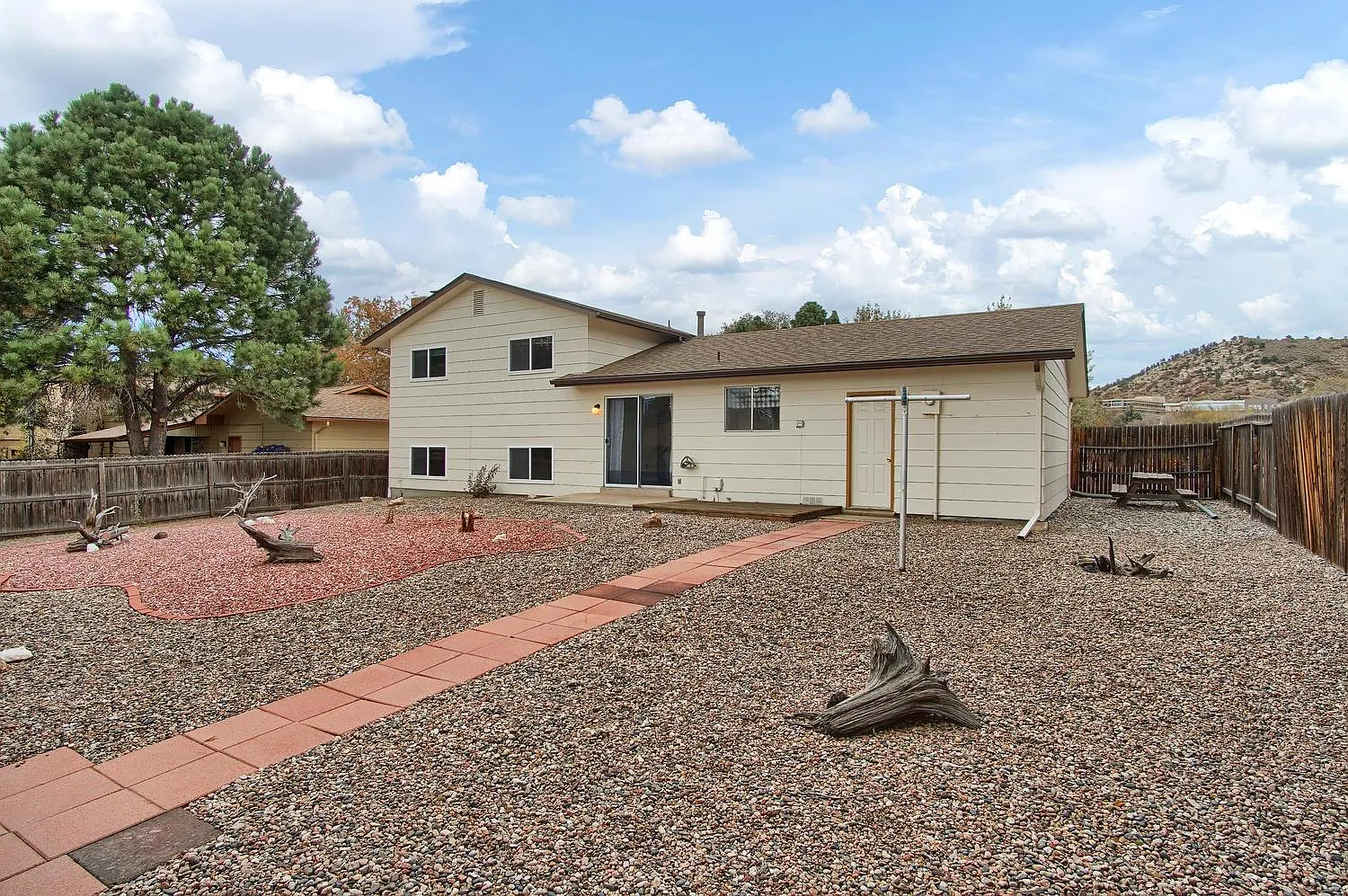 5 bed, 1671 sqft, $2,100 — Photo 2