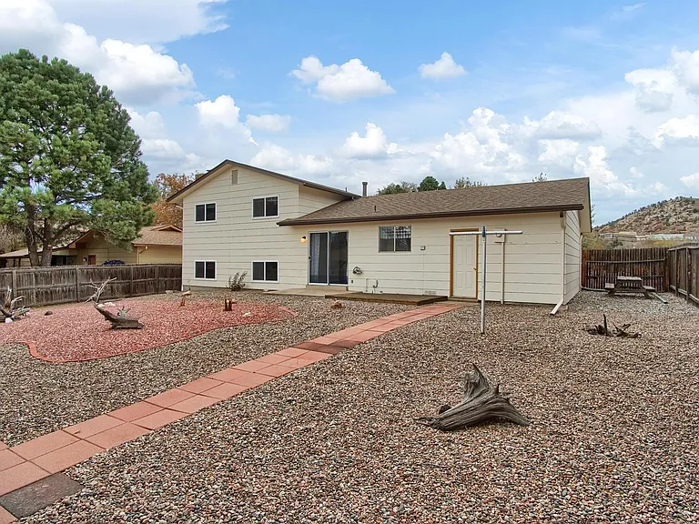 1197 Applewood Dr — Photo 2