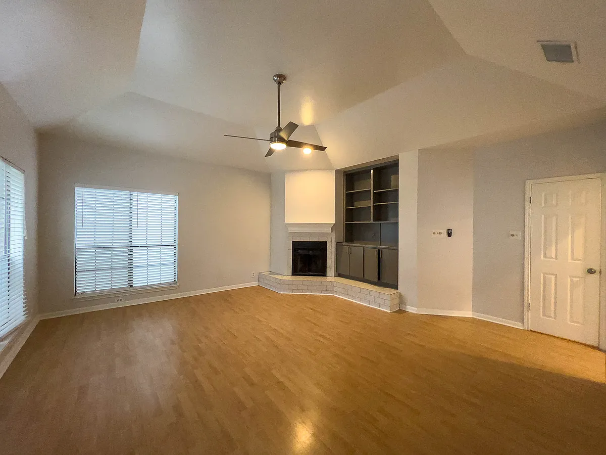 Building Photo - 905 W 22nd 1/2 St #301