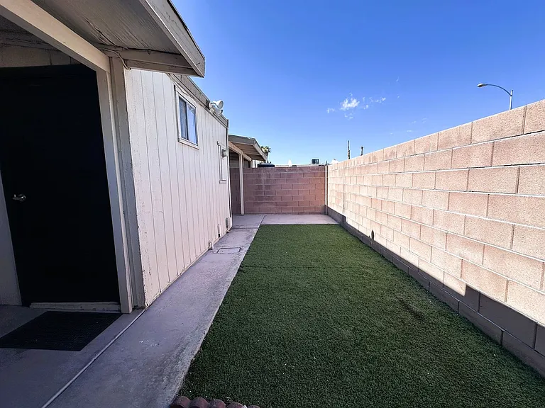 328 Linn Ln — Photo 13