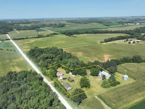 4617 Durow Rd, Center Point, IA 52213