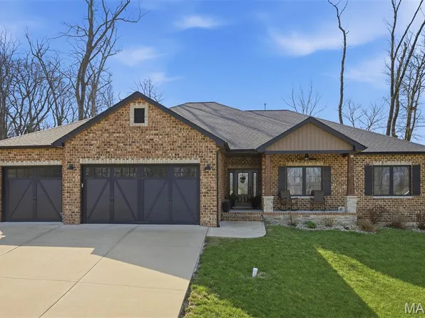 135 Independence Dr, Highland, IL 62249