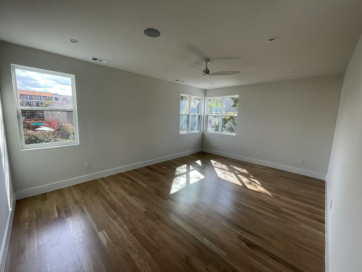 3 bed, 3.5 bath, 2830 sqft, $6,300 — Photo 4