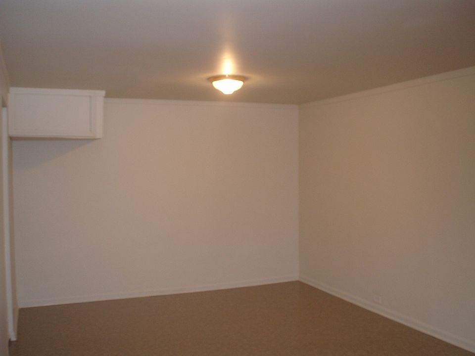 2nd image of 938 N Virginia Ln