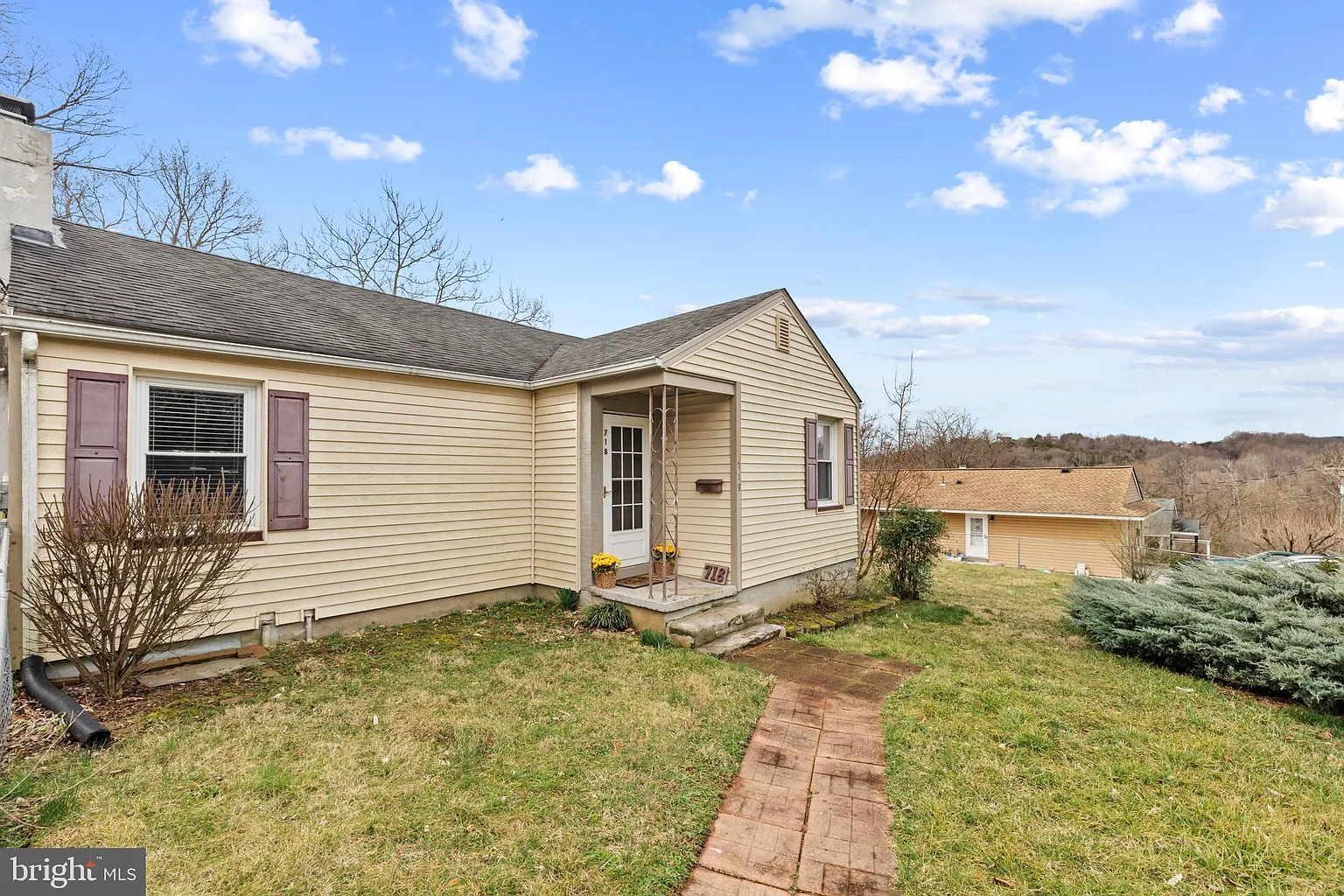 718 River Dr photo 1
