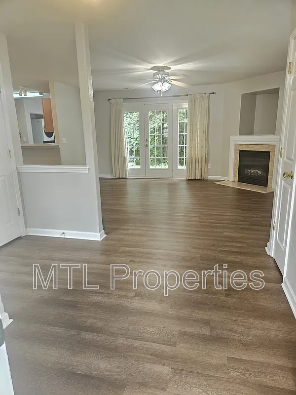 3 bed, 3.0 bath, 1645 sqft, $2,100 — Photo 1