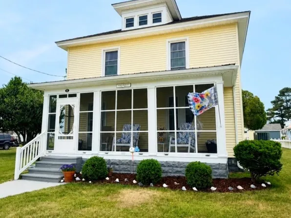 8 South St, Wachapreague, VA 23480