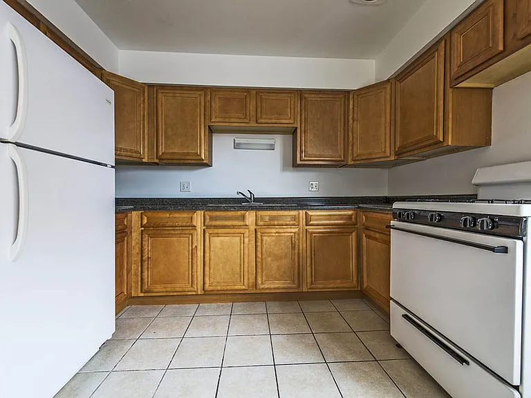 8231 S Ellis — Photo 14