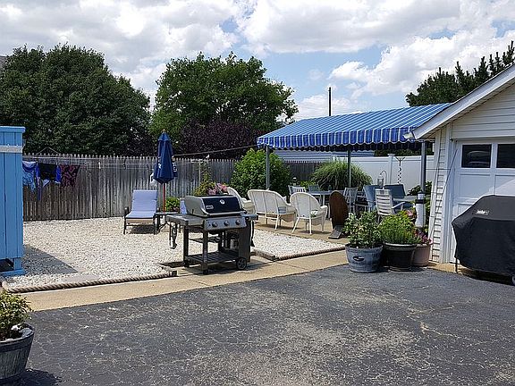 Patio,grill,chaise & showers