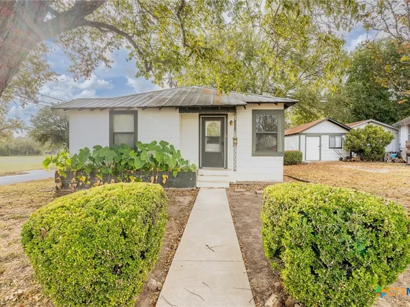 1226 Saint Matthew St, Gonzales, TX 78629