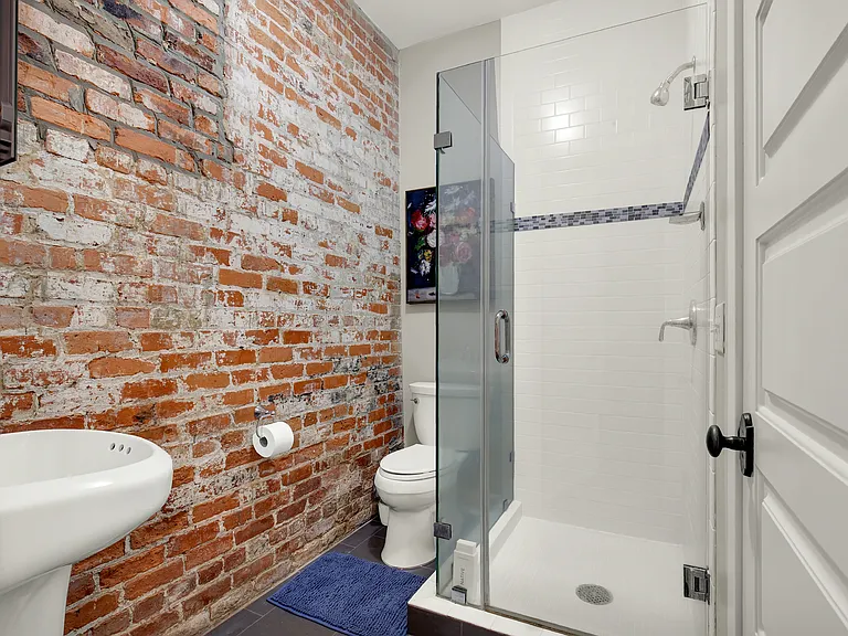 210 E Waldburg St #A — Photo 10