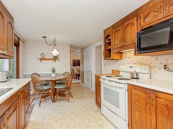3rd image of 8 Beech St