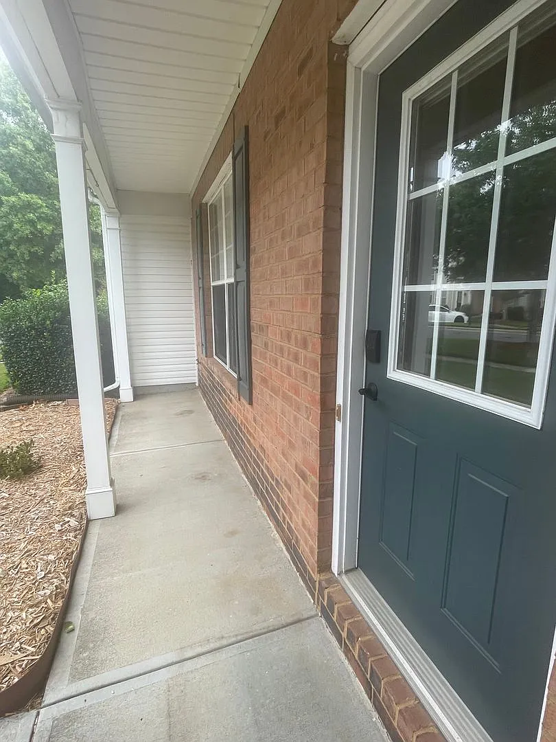Beautiful 3-Bedroom Townhome in Beverly Crest — Photo 3