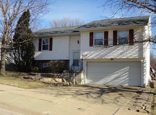 1672 Donovan Dr, Dubuque, IA 52002