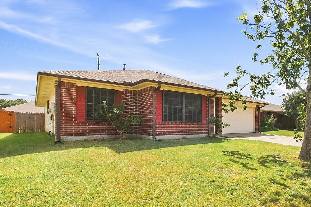 3 bed, 2.0 bath, 2031 sqft, $2,020 — Photo 3