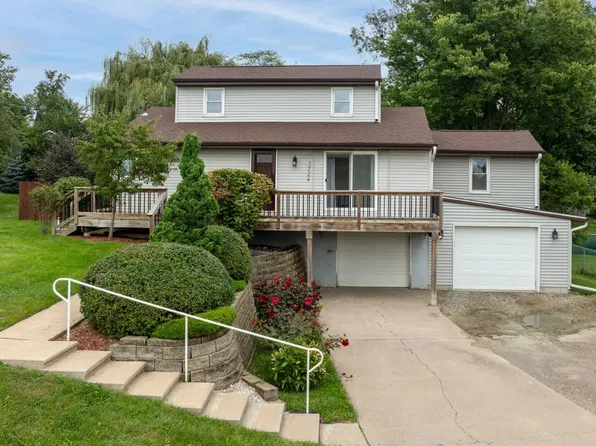 3724 Rogers Rd NW, Cedar Rapids, IA 52405