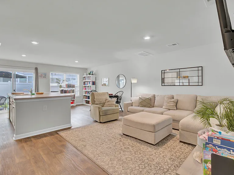 102 Rosefield Ct — Photo 2