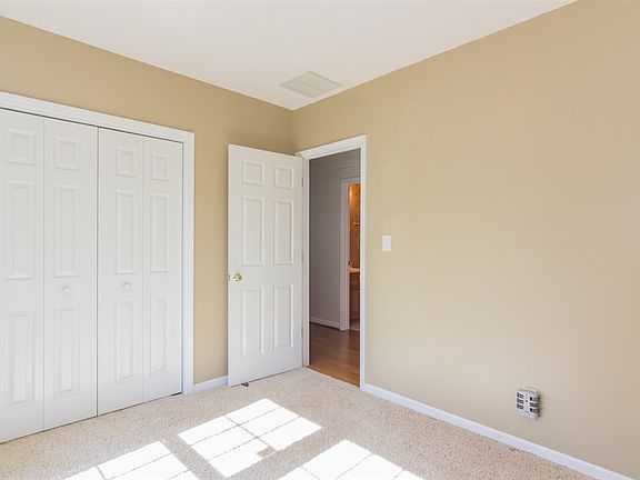 3rd image of 102 Briarwood Ct