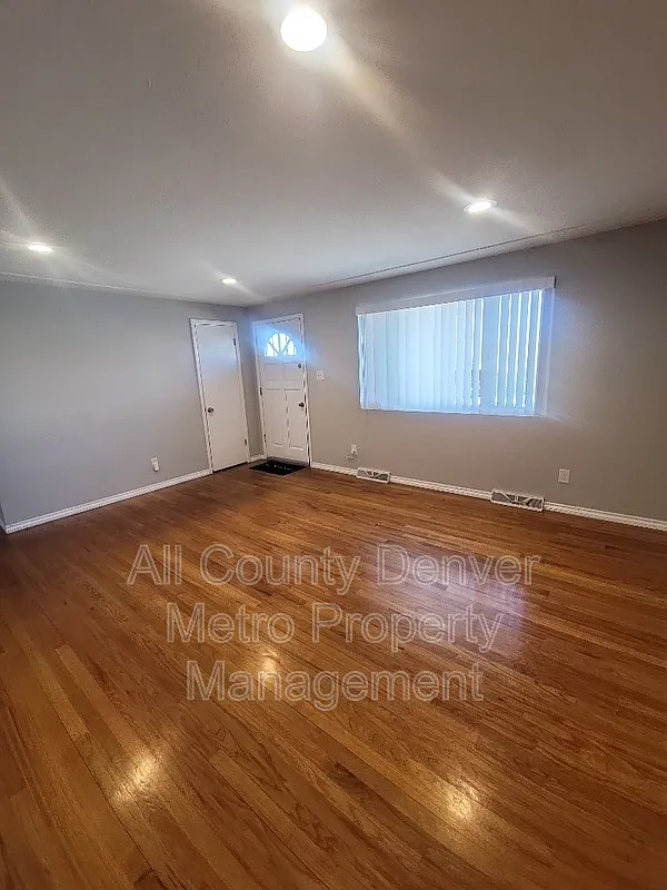 3 bed, 1.5 bath, 1120 sqft, $2,095 — Photo 3