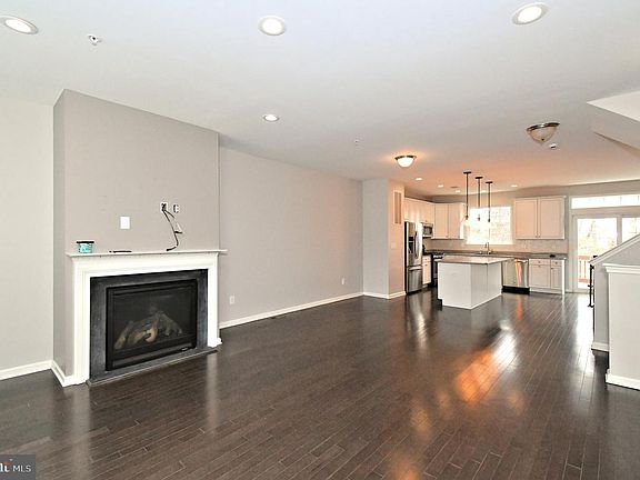 4th image of 1680 Hickory Ln