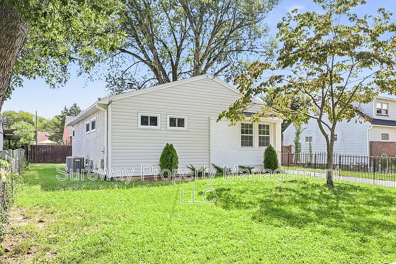3 bed, 1.0 bath, 955 sqft, $2,550 — Photo 2