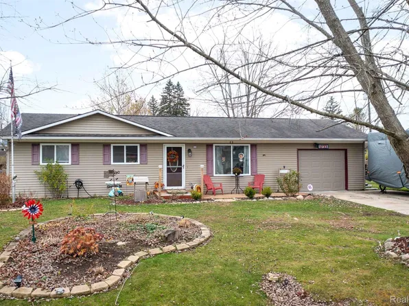 1733 Westbrooke Dr, Lapeer, MI 48446